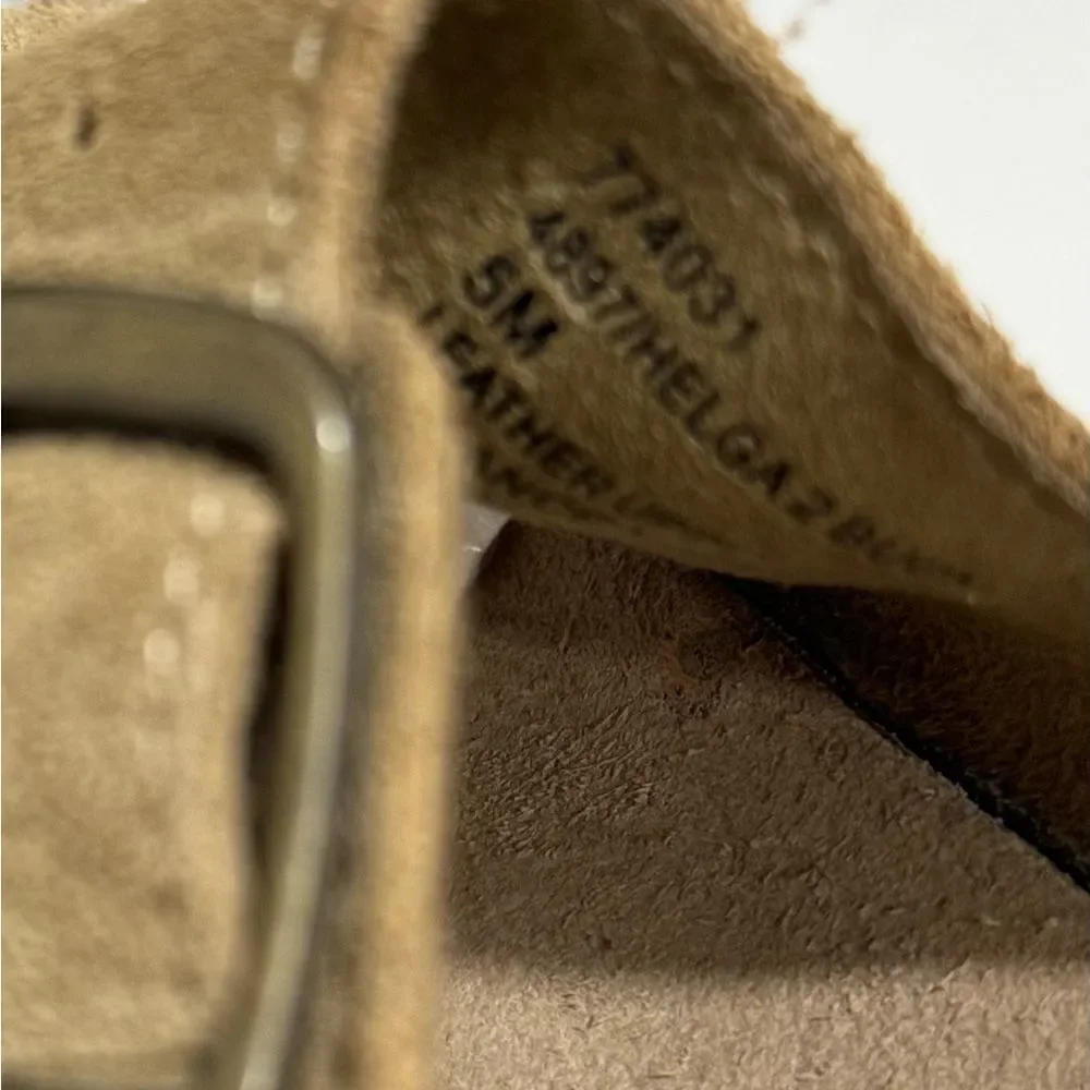 Kids white Mountain Brown Sandals with Suede Straps and Contoured Footbed EUC